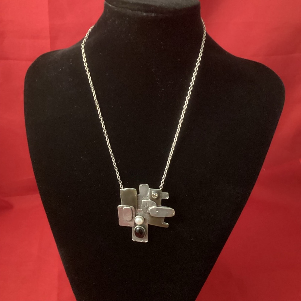 NES silver tone and black necklace